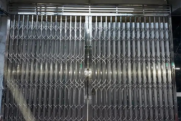 Cửa kéo inox 304 có lá U 6 Dem