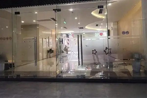 Cửa Nhôm Kính Cường Lực Mở 2 Cánh 10 Ly
