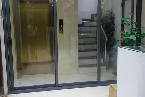 Cửa nhôm trượt quay 3 cánh màu xám ghi