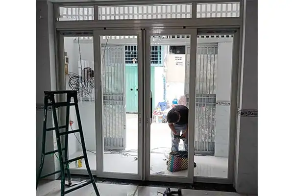 Cửa nhôm trượt quay 4 cánh màu trắng