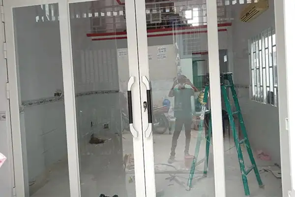 Cửa nhôm trượt quay 4 cánh màu trắng