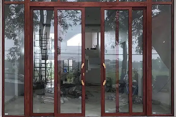 Cửa Nhôm Trượt Quay 4 Cánh Màu Vân Gỗ