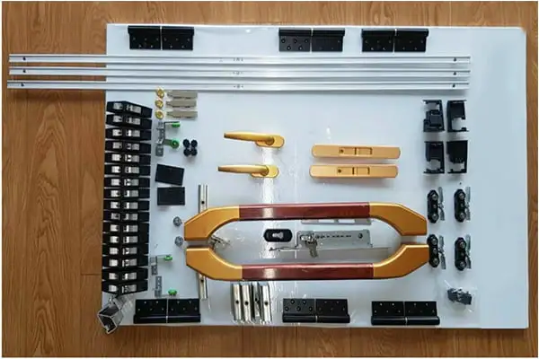 Cửa Nhôm Trượt Quay 4 Cánh Màu Vân Gỗ
