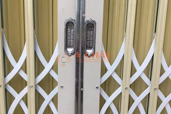 Nẹp chữ z cửa kéo Đài Loan và tay nắm bằng inox không gỉ, sang trọng và bền chắc
