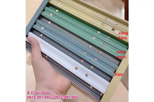 Thanh u mạ màu xanh - kem - xám