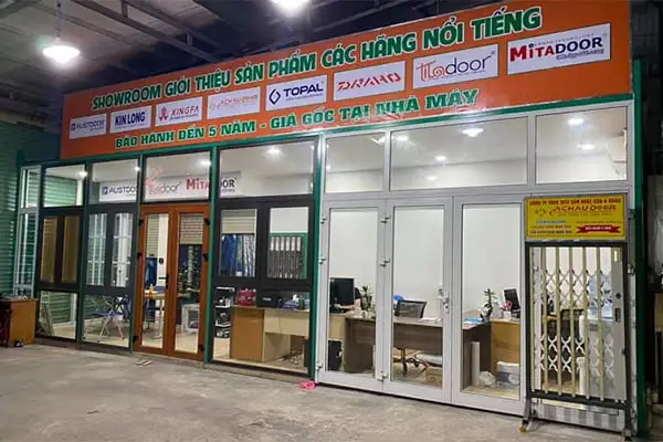Showroom trưng bày cửa cuốn – cửa nhôm