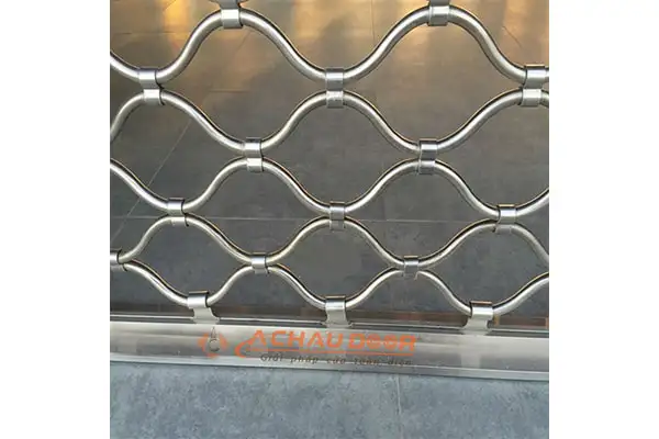 Hoặc bạn có thể chọn cửa cuốn mắc inox 304 chống cắt phá rất hiệu quả vì inox cực kỳ cứng, bên dưới là thanh lá đáy bằng inox đặc chống nạy cực tốt